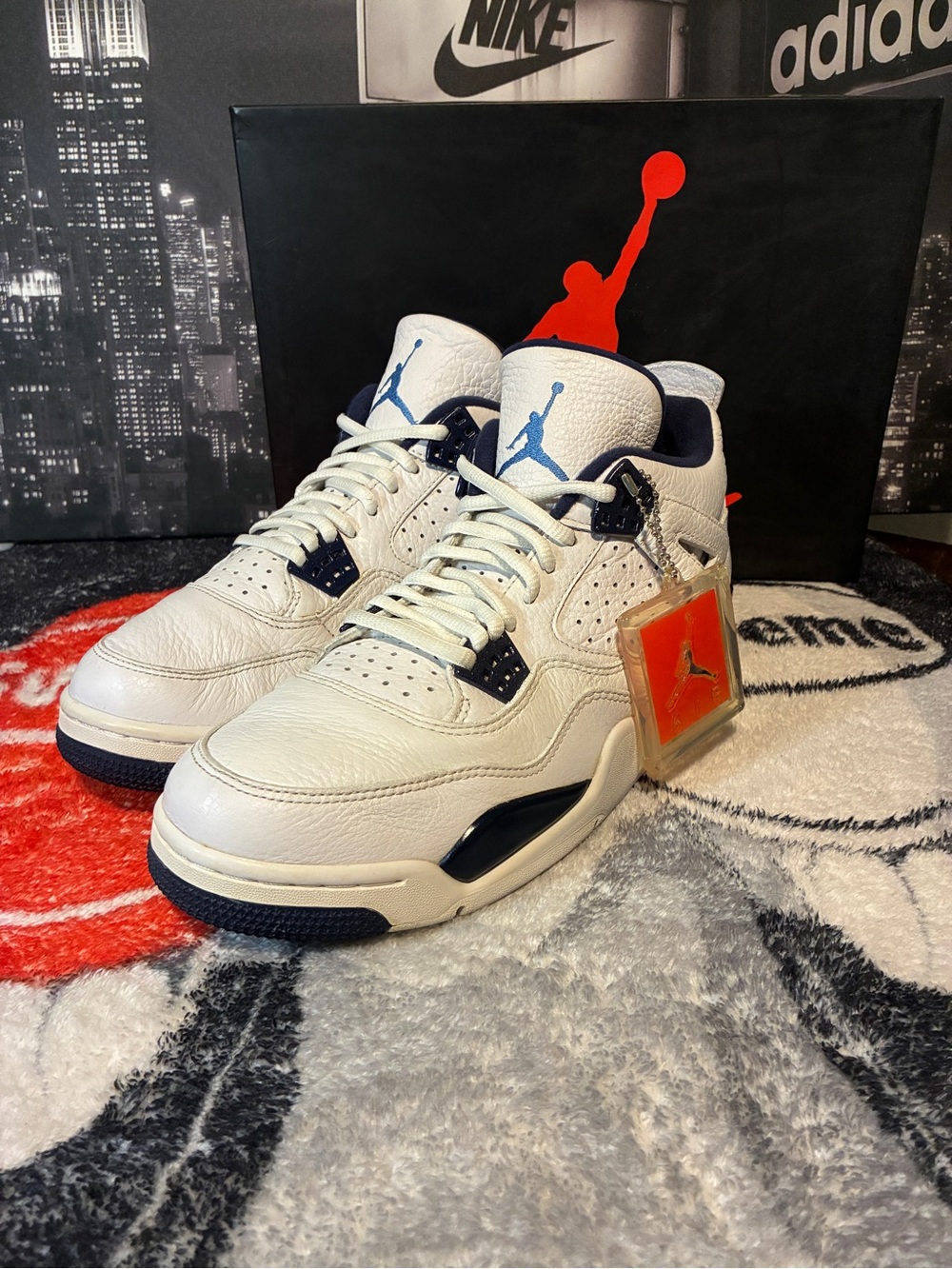 Air Jordan 4 Retro - Columbia Color way